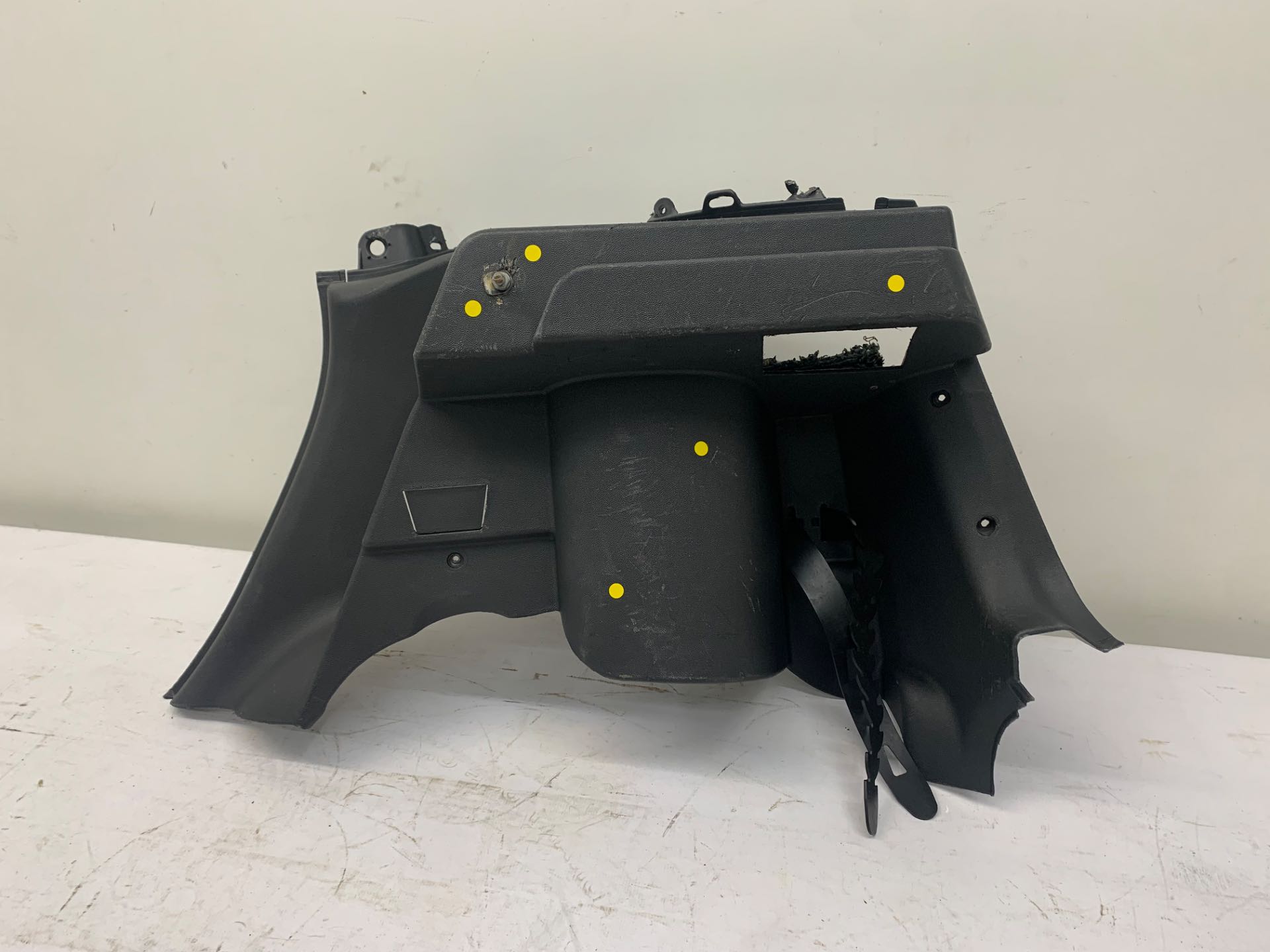Suporte Bagagito Direito Porta Malas GM Corsa 2003 2012 Det