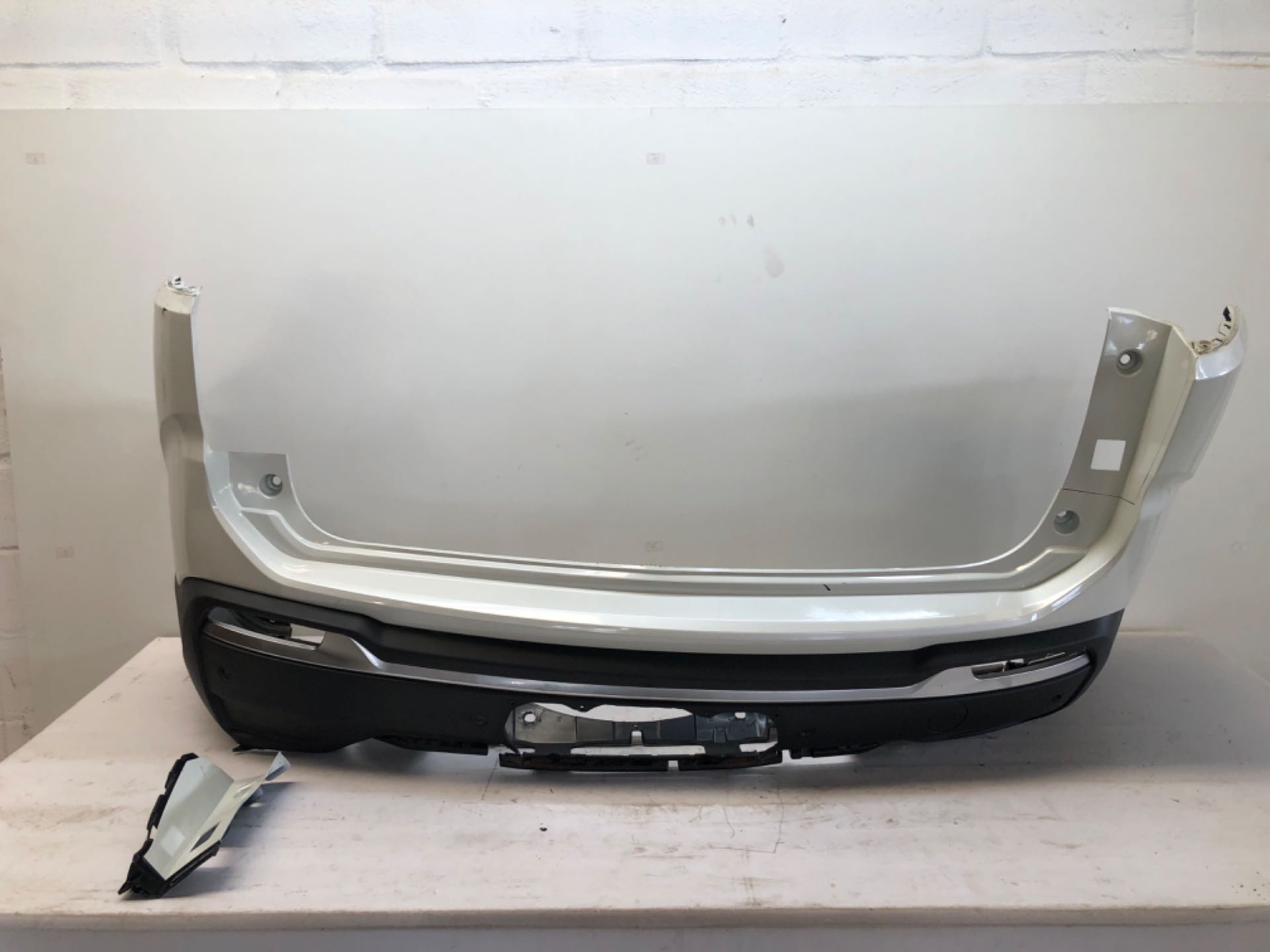 Para Choque Traseiro Jeep Commander 2021 2025 Detalhe