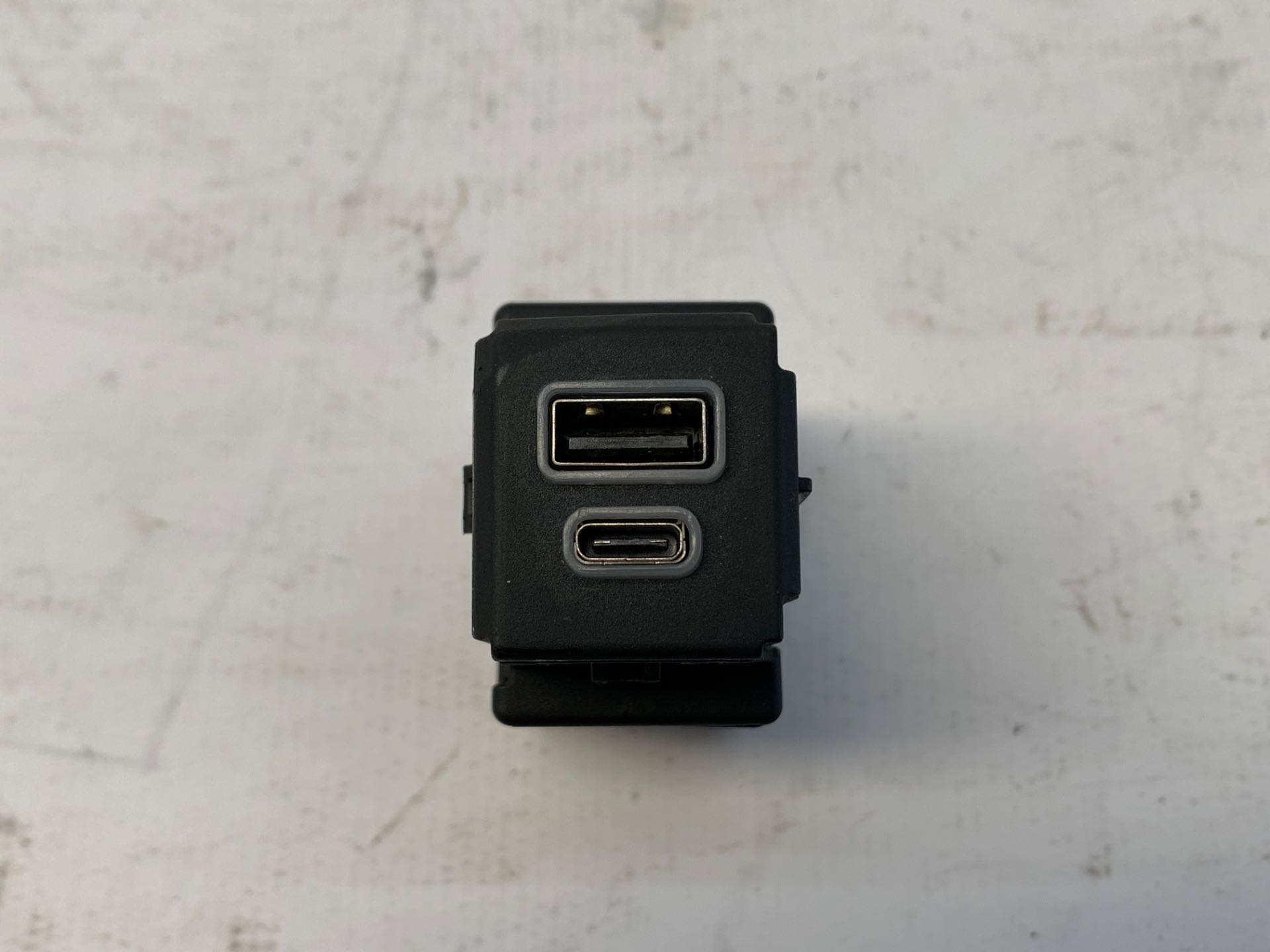 Tomada Auxiliar USB Tipo C Jeep Commander 53480287