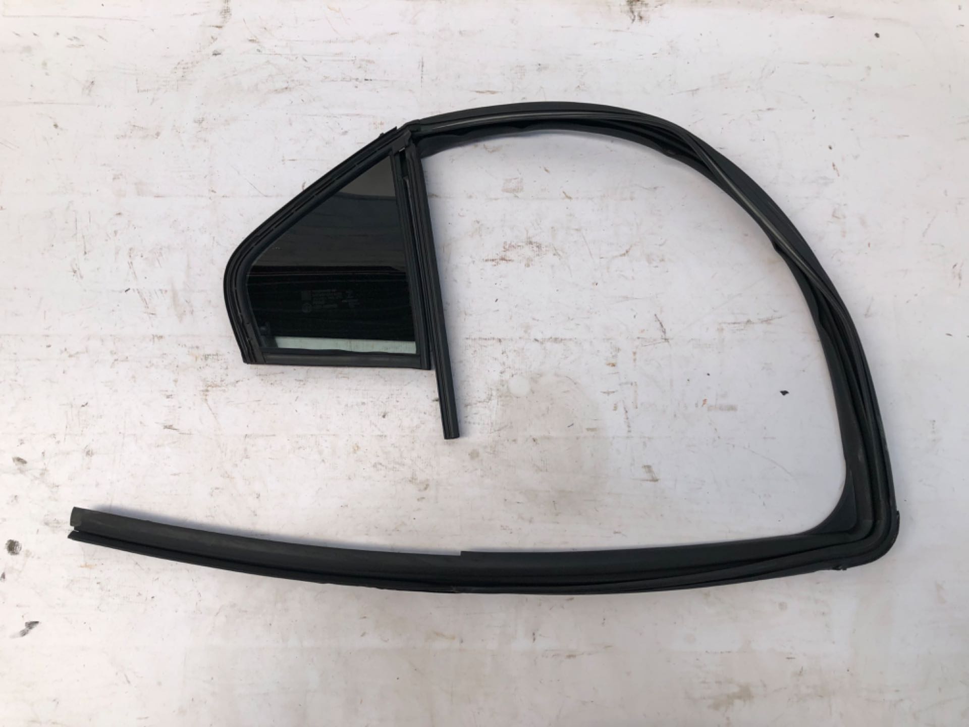 Vidro Vigia Traseiro Direito Gm Onix Lt 2012 2019
