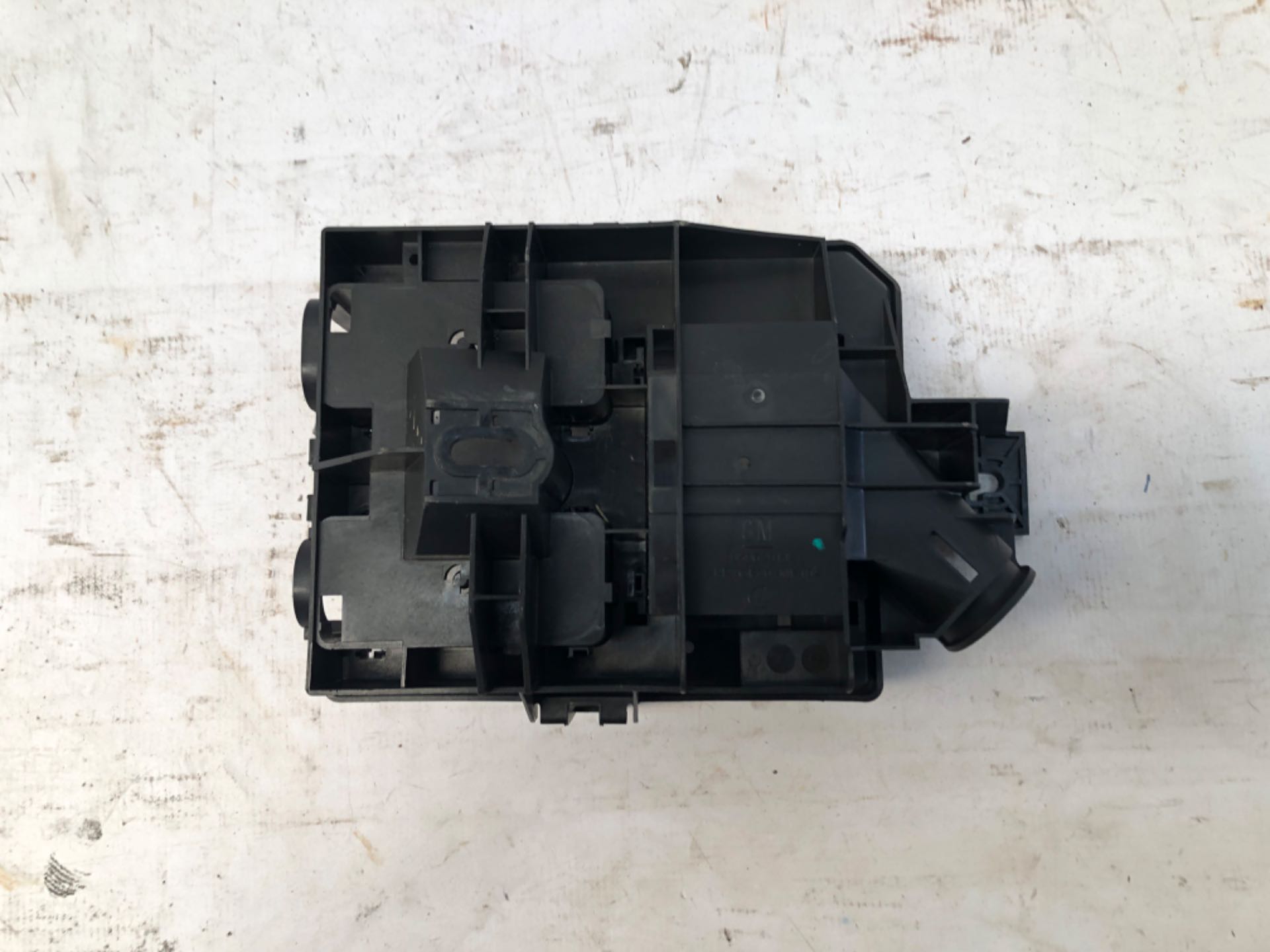 Suporte Inferior Caixa Fusivel Gm Onix 2012 2019 25185838