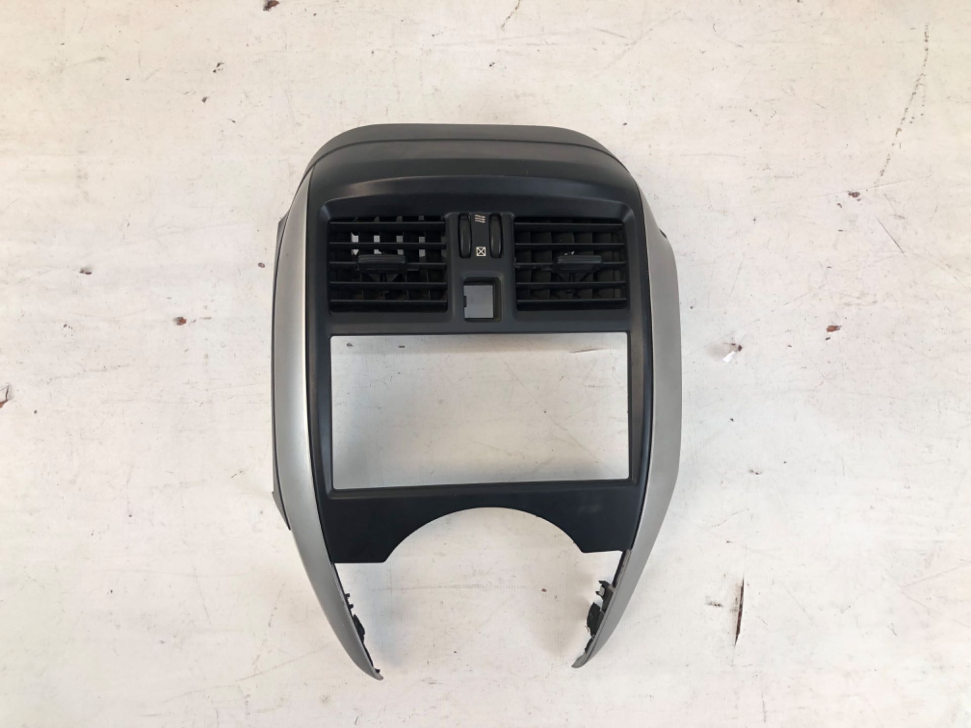 Moldura Central Painel Difusor Ar Nissan Versa 2015 2019 Det