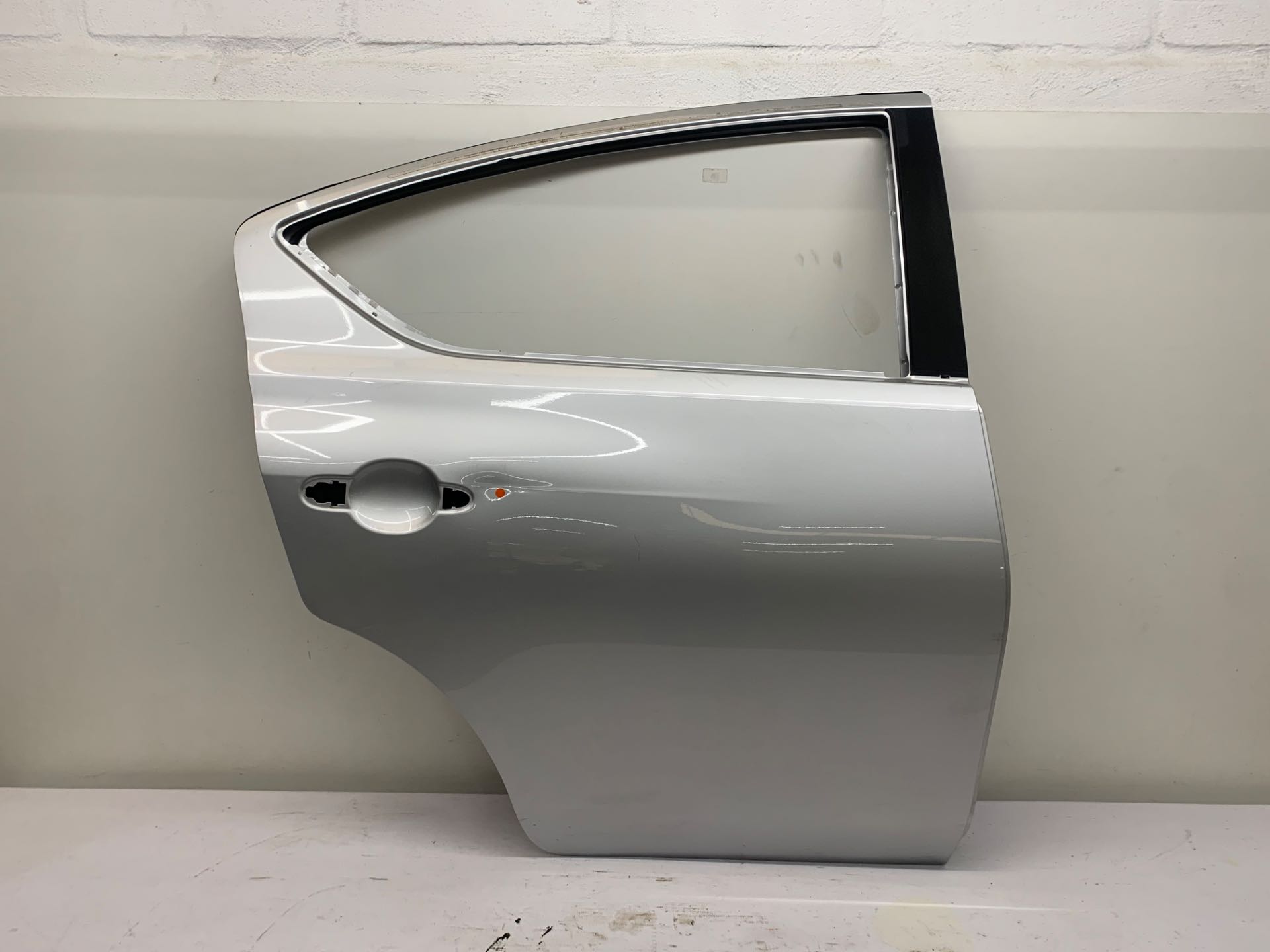 Porta Traseira Direita NIssan Versa 2015 2019 Prata Detalhe