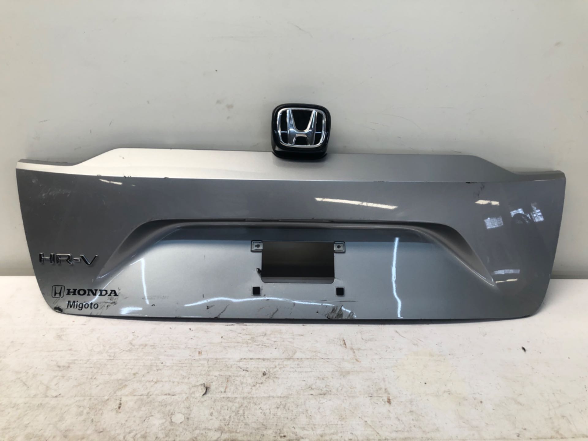 Moldura Aplique Tampa Traseira Honda Hrv 2022 2025 Detalhe
