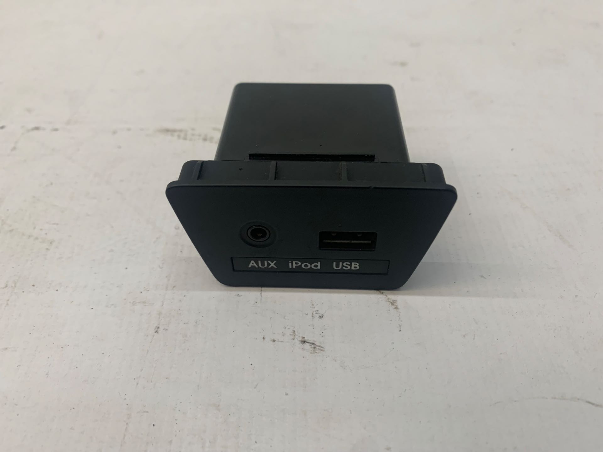 Tomada Auxiliar USB iPod Hyundai IX35 2010 2014 Detalhe