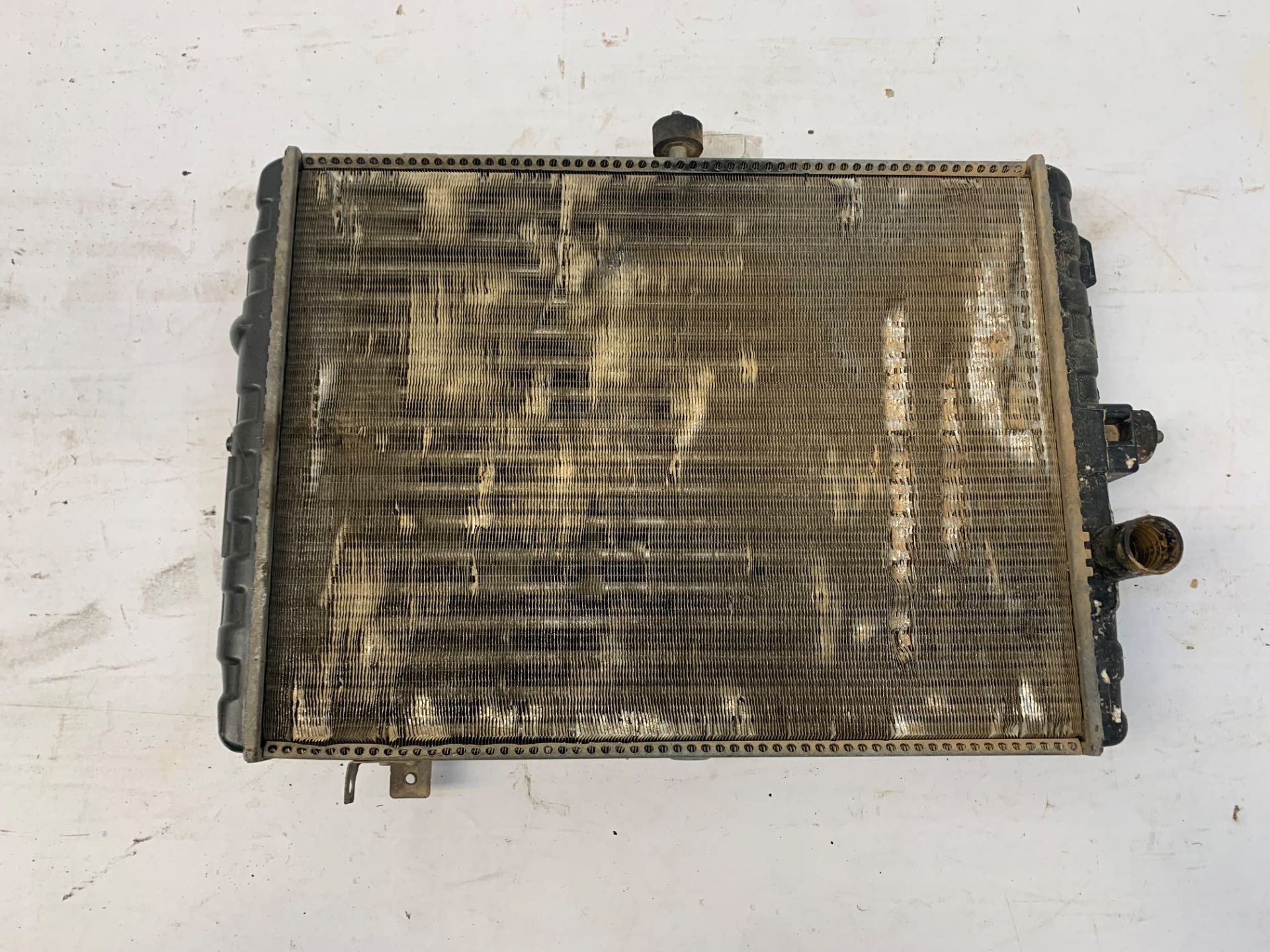 Radiador Agua Motor VW Gol 1.8 Quadrado 1984 1994 Detalhe
