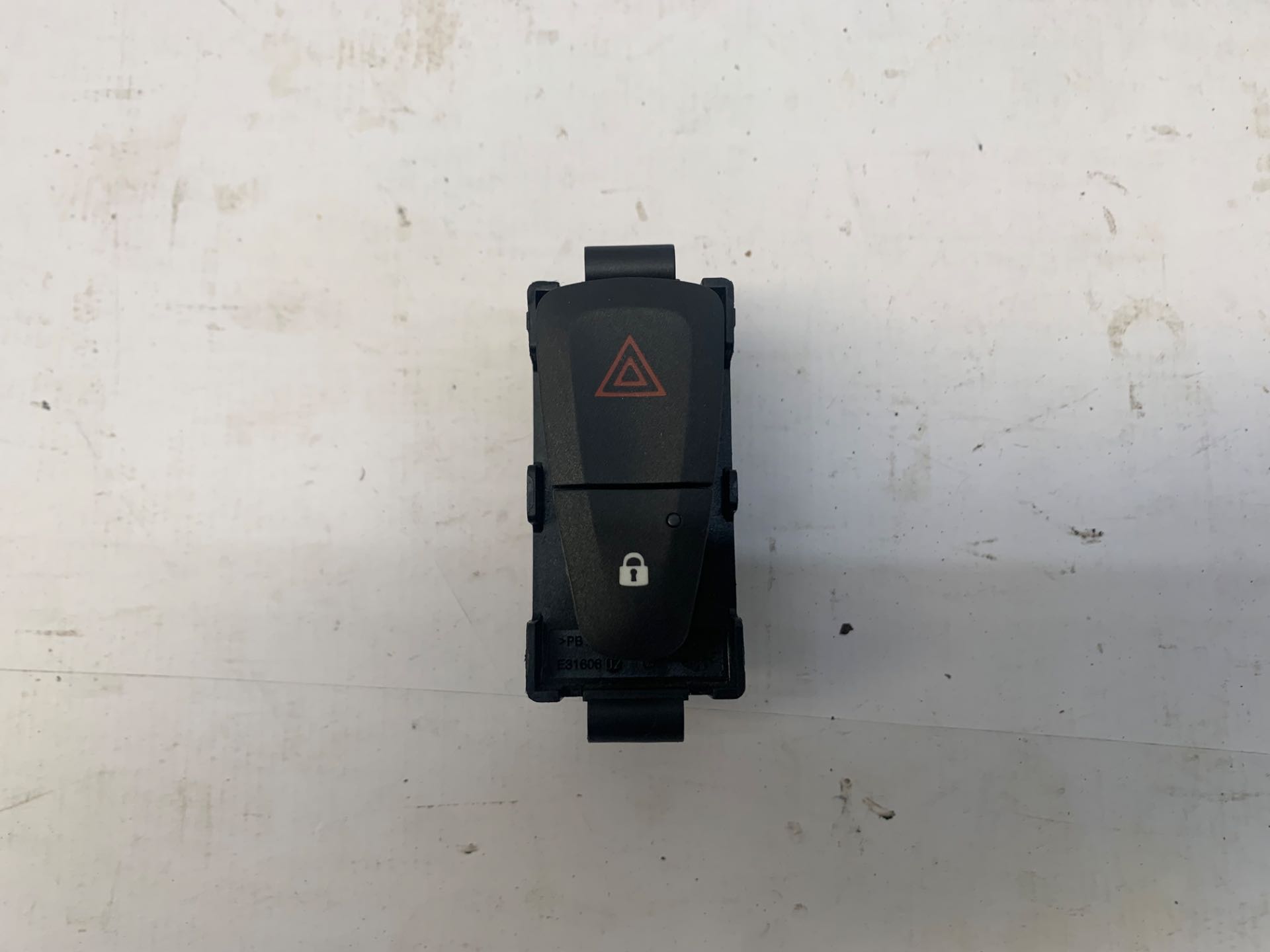 Botão Trava Pisca Alerta Renault Logan 2019 2024