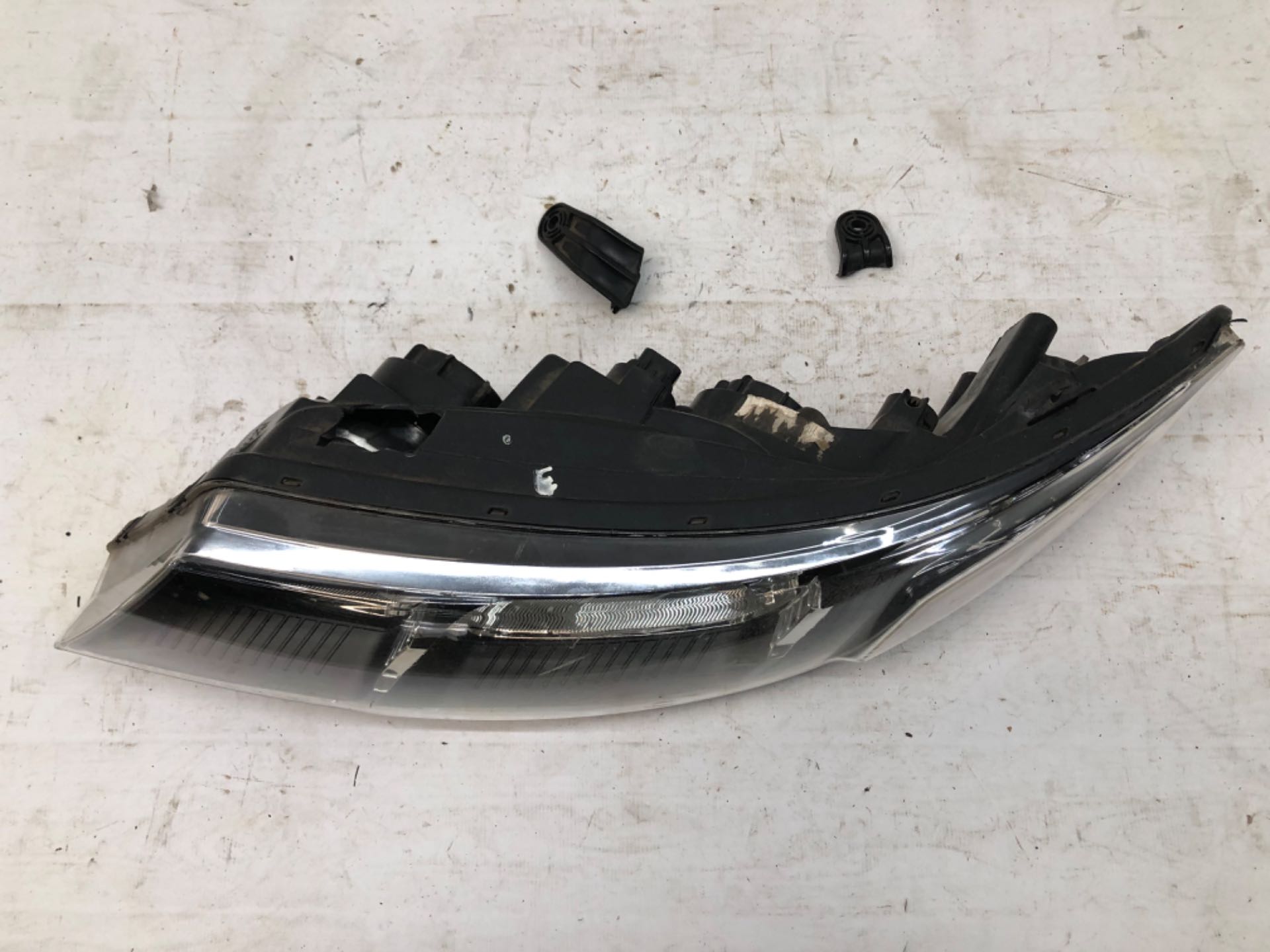 Farol Esquerdo Kia Cerato 2009 2012 Detalhe