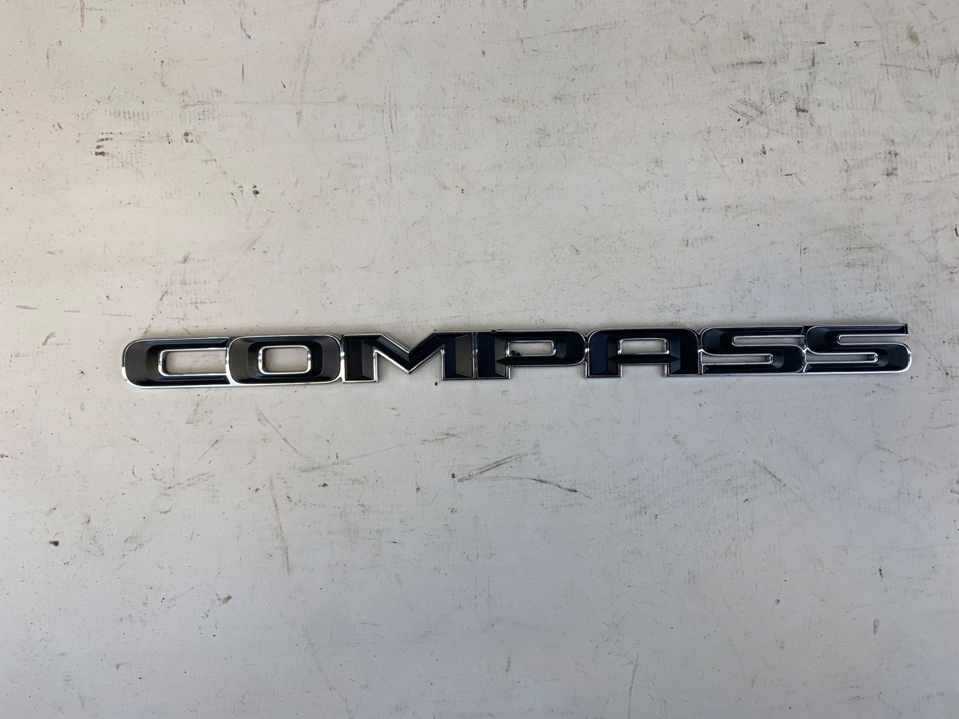 Logo Emblema Letreiro Porta Dianteira Jeep Compass 2016 2021