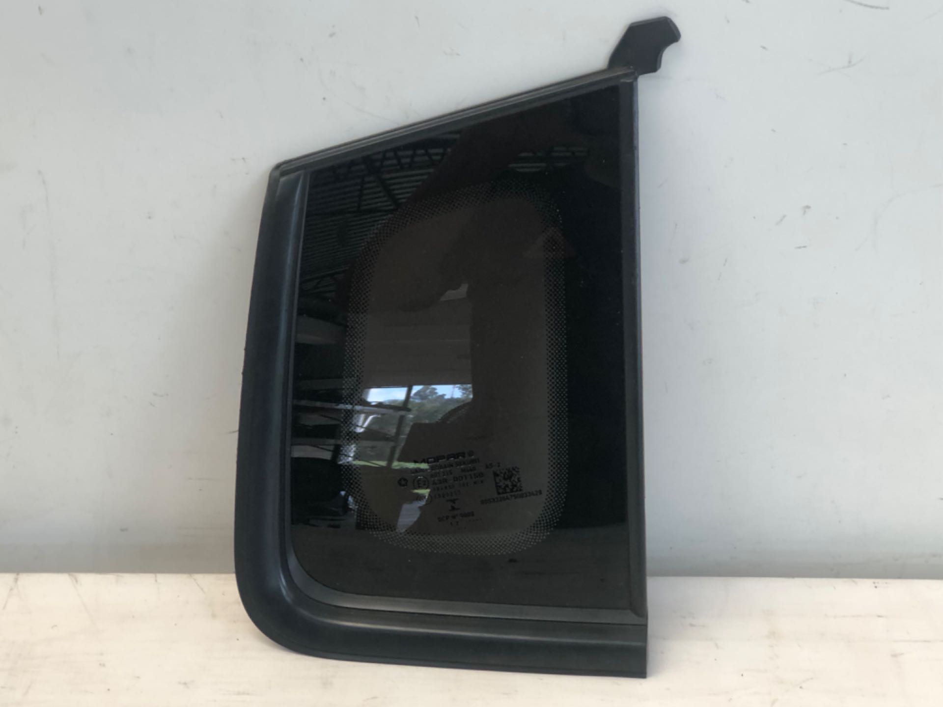 Vidro Vigia Traseiro Direito Jeep Compass 2016 2020 Detalhe