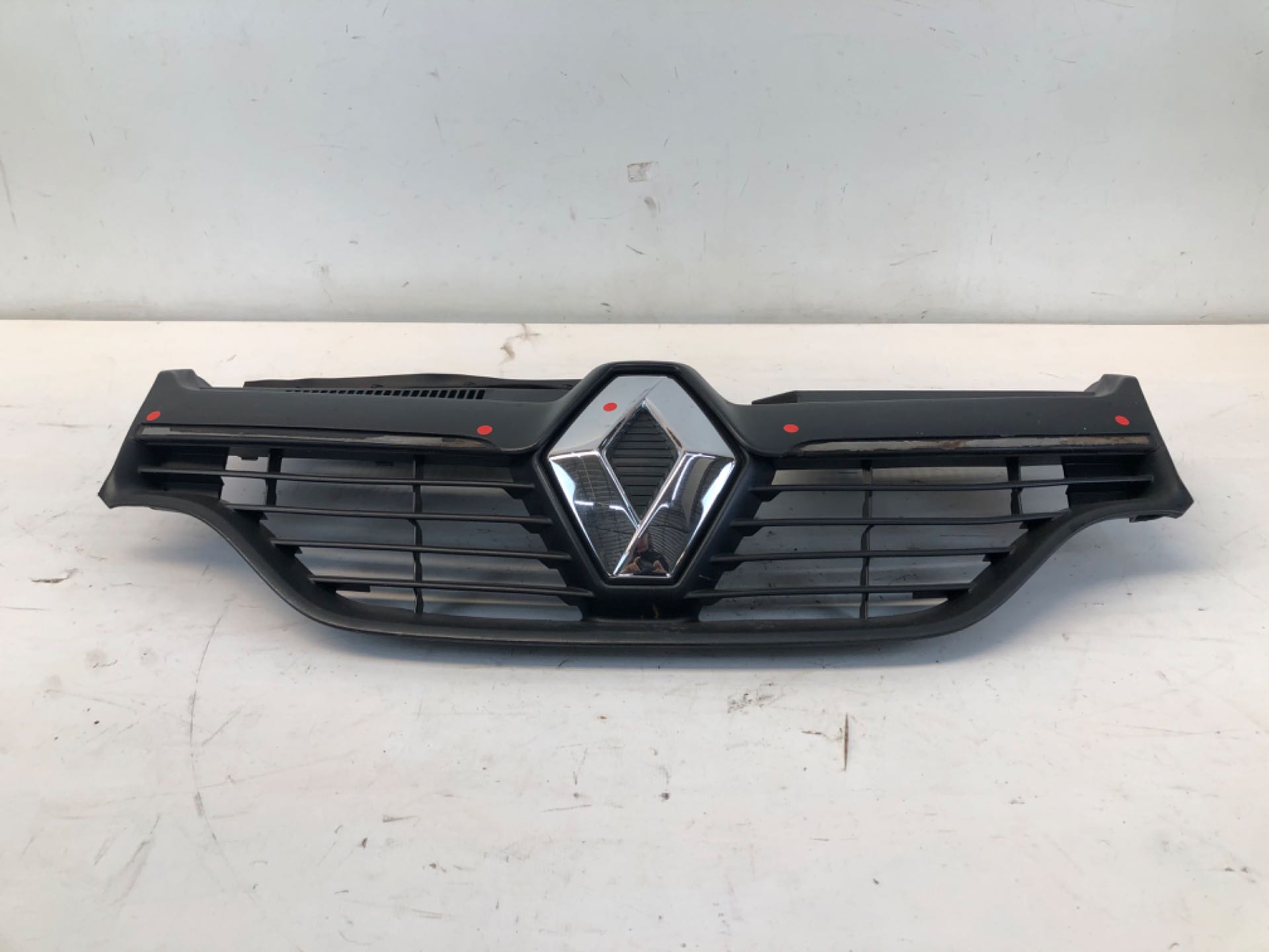 Grade Dianteira Emblema Renault Sandero 2014 2019 Detalhe