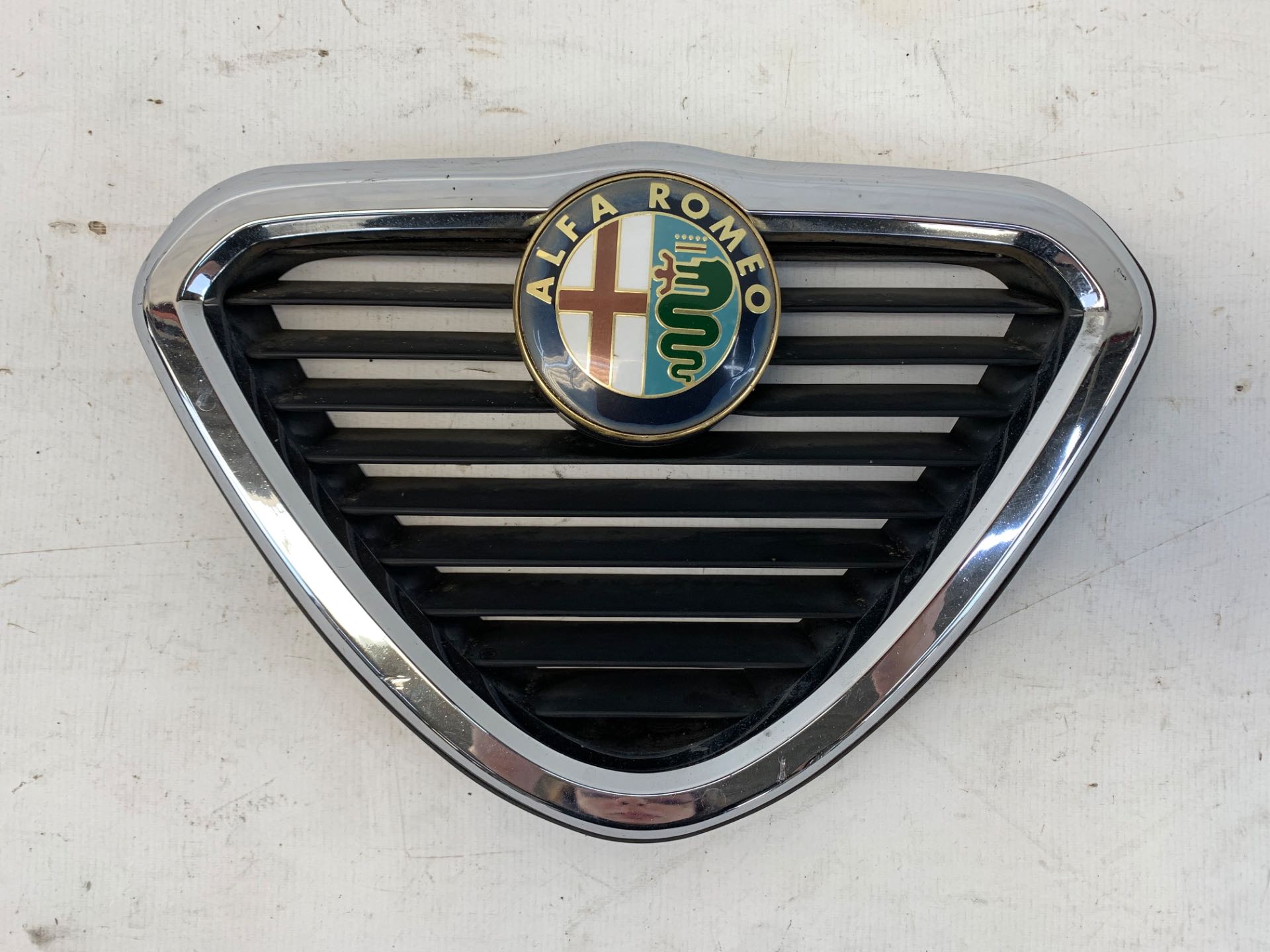 Grade Frontal Para Choque Alfa Romeo 164 1993 1997 Detalhe