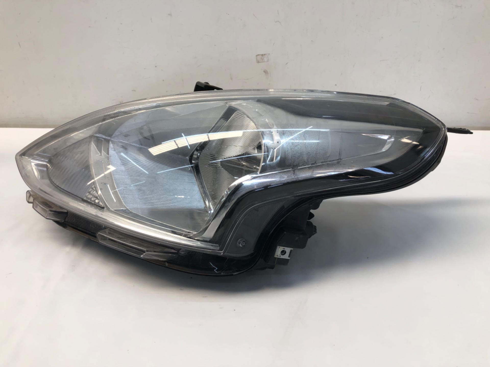 Farol Esquerdo Nissan Versa 2015 2019 Detalhe