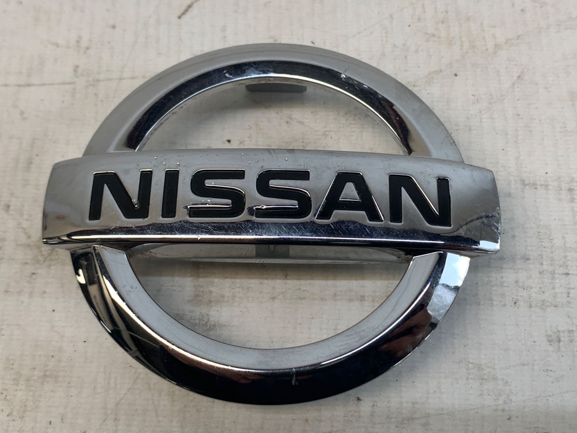 Emblema Tampa Traseira Nissan Versa 2015 2019 84890