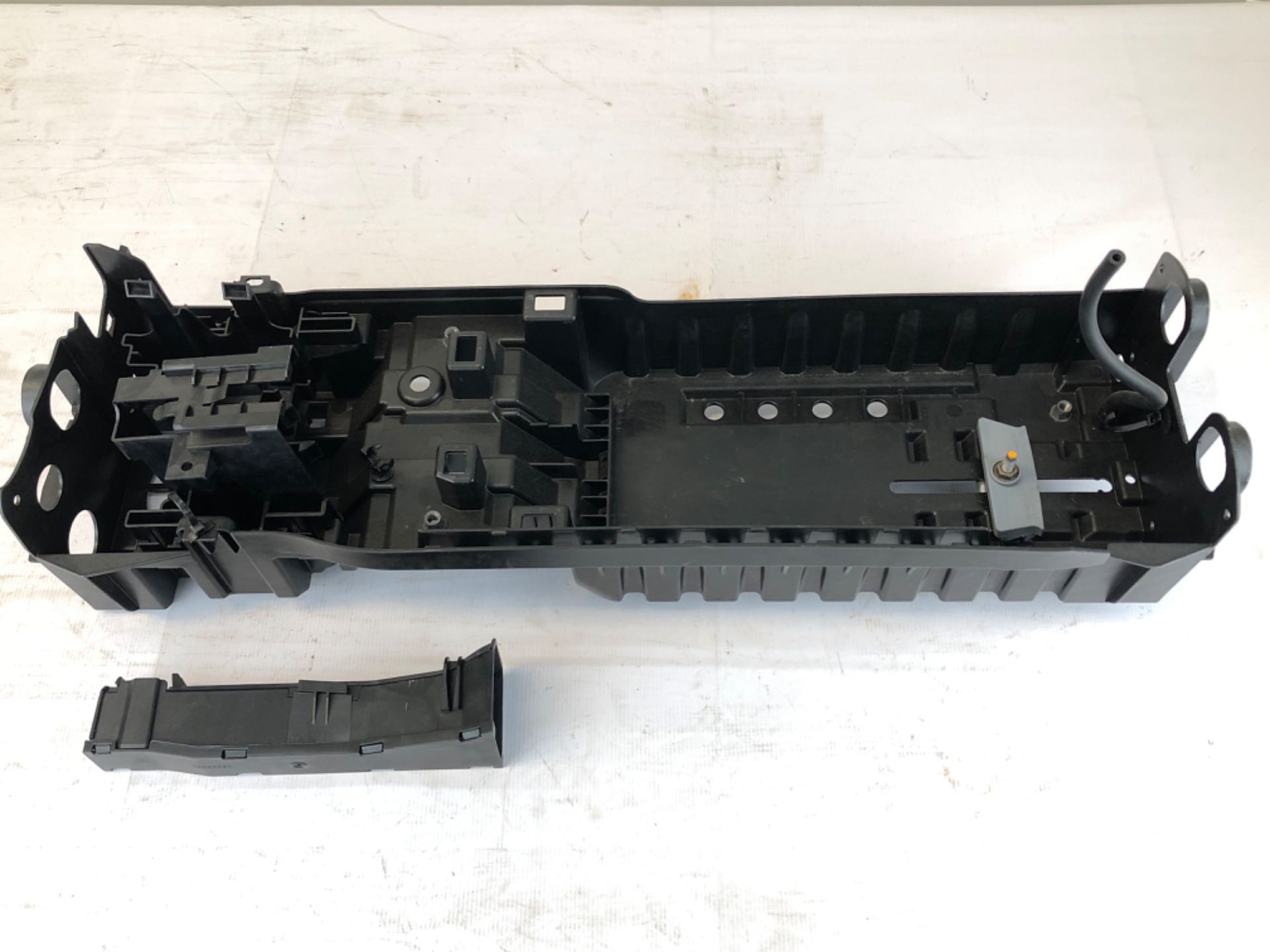 Suporte Bateria Porta Malas GM Cruze 2016 2023