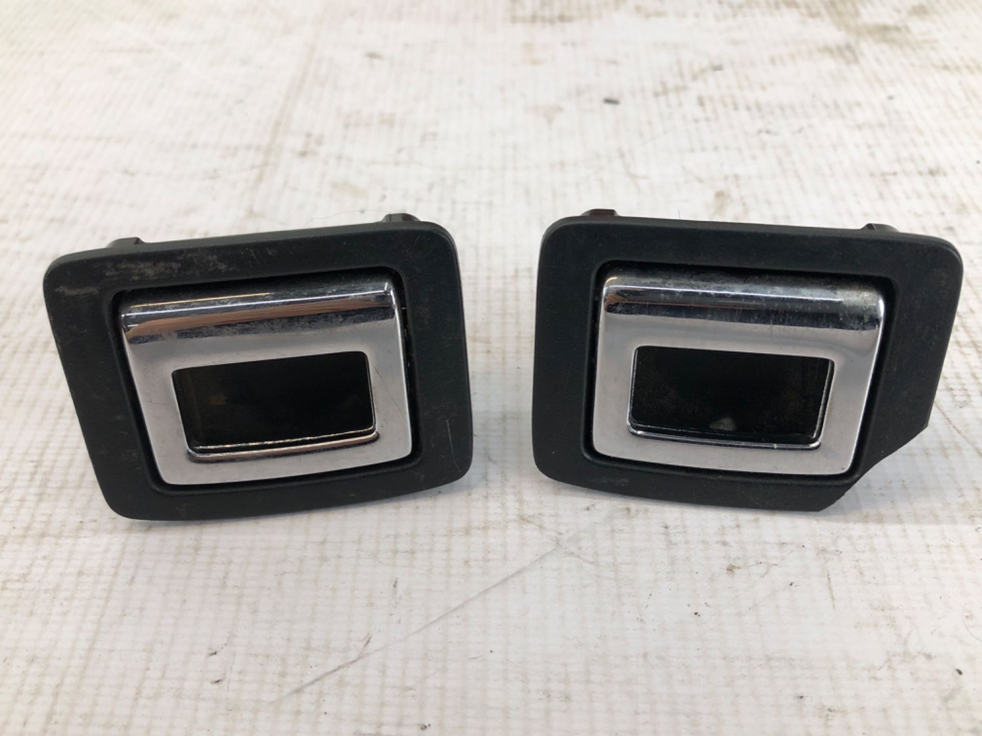 Par Ganchos Porta Malas Honda HRV 2016 2020 Detalhe