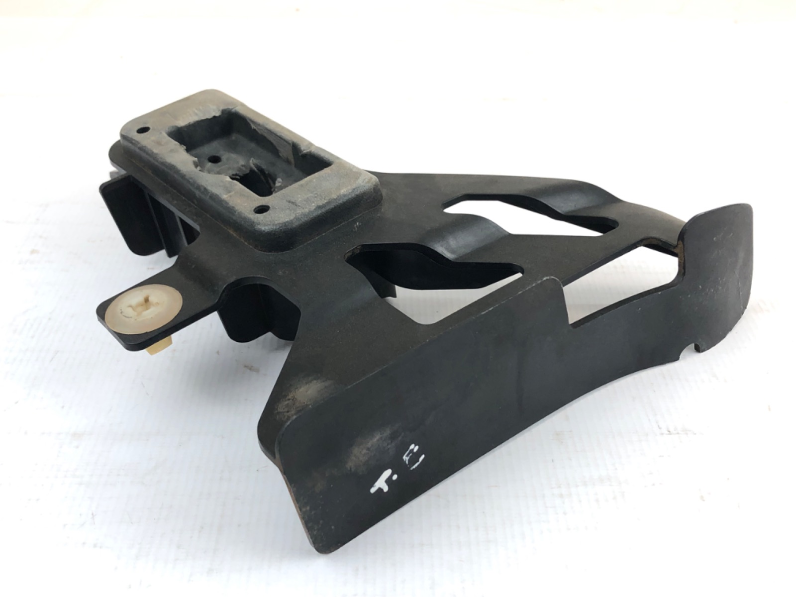 Suporte Para Choque Traseiro Esquerdo Cayenne 2011 2014 Dt